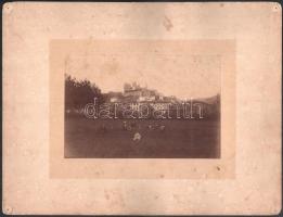1881 Franciaország, vár látképe, kartonra kasírozott fotó, hátoldalon feliratozva, 11,5×16,5 cm