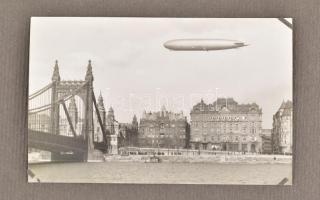 1931 Zeppelin Magyarországon, fotóalbum 28 fekete-fehér fotóval, valamint 1 db képeslappal, szakadozott haránt alakú fűzött papír fotóalbumban, 9x6 cm és 8x13 cm közötti méretben