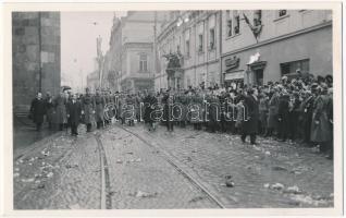 1938 Kassa, Kosice; bevonulás, Horthy Miklós, kemény G. üzlete, Éljen Horthy! Éljen Imrédy! Éljen Kánya! / entry of the Hungarian troops, shops