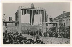 1938 Kassa, Kosice; bevonulás, Horthy Miklós a díszkapu alatt / entry of the Hungarian troops with decorated gate