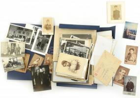 A hahódi Rétay család fotó hagyaték tétele. kb 40-50 db fotó cca 1880-1940 közötti időszakból, benne néhány nevesített.