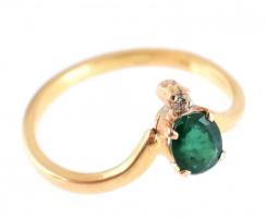 Arany (Au/18k) Női gyűrű, 1db természetes smaragddal ékítve cca. 0,30ct, 1db modern csiszolású brillel ékítve cca. 0.01ct, jelzett, bruttó: 2,g, m: 52.