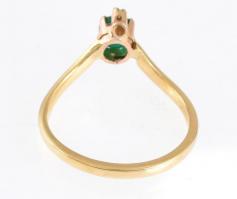 Arany (Au/18k) Női gyűrű, 1db természetes smaragddal ékítve cca. 0,30ct, 1db modern csiszolású brill...