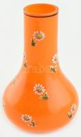 Parádi narancssárga üveg váza, jelzés nélkül, zománc festett virág mintával, kopásnyomokkal, m:17cm