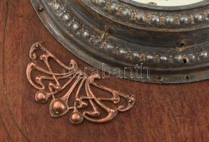 Szecessziós fali óra, mechanikus szerkezettel nem működik, kopott, sérült, 54x38cm