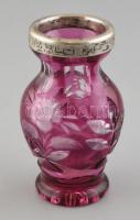 Ezüst (Ag) peremű rózsaszín kristály váza, vésett felirattal, jelzett, kopott, m:11cm