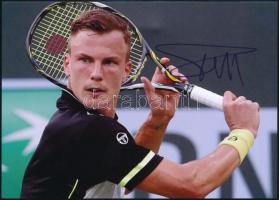 Fucsovics Márton (1992-) teniszező aláírása az őt ábrázoló képen