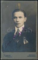 cca 1910-15 Fiatalember portréja, keményhátú fotó Lieblich Jenő nagyszebeni (Hermannstadt/Sibiu) műterméből, olvashatatlan névvel aláírt, 10,5x6,5 cm