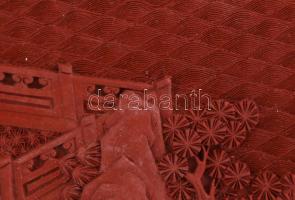 Kínai faragott lakk dísztál, tartóval, apró kopásokkal, d:21cm