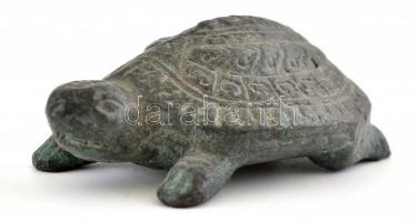 Kínai, réz teknős, figurákkal díszített, patinás 9x5 cm