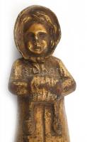 Kislány, muffal. Réz szobrocska, jelzés nélkül, talpazatra erősíthető. Szobor mérete 9 cm