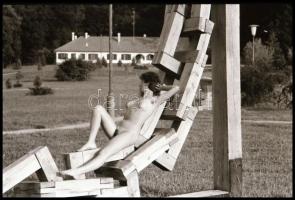 cca 1986 Marinkay István (1920-?) veszprémi fotóművész hagyatékából 9 db vintage NEGATÍV, az aktfény...