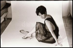 cca 1975 Hogyan születik a fotómodell? Dunaparti (ruhás) és műtermi felvételek lenge és átlátszó fát...