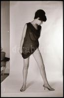 cca 1975 Hogyan születik a fotómodell? Dunaparti (ruhás) és műtermi felvételek lenge és átlátszó fát...