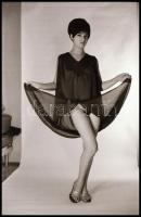 cca 1975 Hogyan születik a fotómodell? Dunaparti (ruhás) és műtermi felvételek lenge és átlátszó fát...