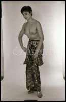 cca 1973 Bevállalós titkárnő a könyvtárból, szolidan erotikus felvételek, 9 db vintage NEGATÍV, 36x2...