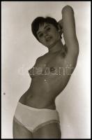 cca 1973 Bevállalós titkárnő a könyvtárból, szolidan erotikus felvételek, 9 db vintage NEGATÍV, 36x2...