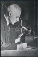 cca 1936 Bartók Béla fonográf hengerről hallgatja és kottázza le a falvakban gyűjtött népdalokat, 1 db fotó, mai nagyítás, 15x10 cm