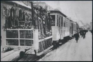 cca 1937 Bécsben a villamosok után síszállító járművet használtak, a fénykép mai nagyítás (10x15 cm), + hozzáadva egy újságlapot amelyen a budapesti hóesésben az 53-as villamost láthatjuk Világ Miklós felvételén, a forrás helye az újságlap másik oldalán feltüntetve
