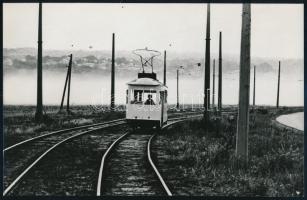 cca 1965 Villamos a város szélén, 1 db vintage fotó, ezüstzselatinos fotópapíron, 15x23,8 cm