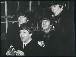 cca 1966 Beatles együttes egy filmstúdióban, 1 db vintage fotó, ezüstzselatinos fotópapíron, 15x20 cm