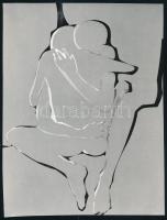 cca 1975 Fotografikus eljárással stilizált, jelzés nélküli vintage fotóművészeti alkotás egy ölelkező párról, ezüstzselatinos fotópapíron, 22,1x16,8 cm