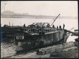 cca 1955 Magyar Folyam- és Tengerhajózási Rt. hajójának bontása, hátoldalon feliratozott fotó, sarkain törésnyomok, 17×23,5 cm