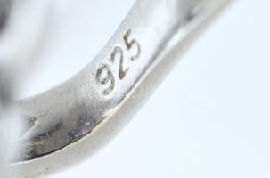Ezüst(Ag) virágos fülbevalópár, markazittal és lila kővel, jelzett, h: 2 cm, bruttó: 5,6 g