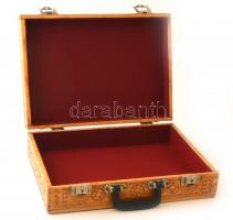 Díszesen faragott fabőrönd, kopásnyomokkal, 44x32x13cm