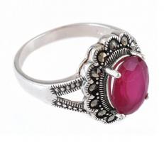 Ezüst(Ag) gyűrű nyers csiszolt rubinnal és markazittal, jelzett, méret: 56, bruttó: 4,78 g