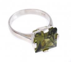 Ezüst(Ag) gyűrű zöld kővel, jelzett, méret: 52, bruttó: 4,39 g