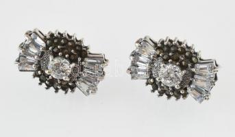 Ezüst(Ag) kövekkel gazdagon kirakott fülbevalópár, jelzett, 2×1,5 cm, bruttó: 7,39 g