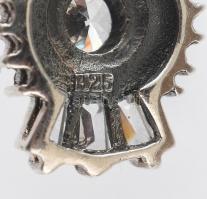 Ezüst(Ag) kövekkel gazdagon kirakott fülbevalópár, jelzett, 2×1,5 cm, bruttó: 7,39 g