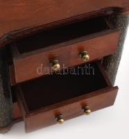 Fa szekrényke 4 fiókkal, fém fogantyúval és gombokkal, talpakon áll, tetején kissé sérült, 21,5×12,5...