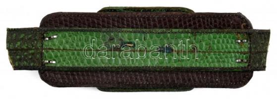 Címeres övcsat, övdísz, zománcfestett réz címer, műbőrre applikálva, kisebb kopásnyomokkal, 10,5x4 c...