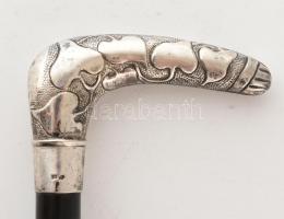Ezüst (Ag) nyelű sétapálca.
Feketére pácolt pálca. Fogóján szecessziós ornamentikával, XX. század e...