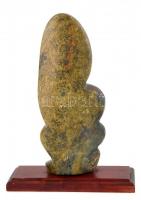 Afrikai faragott kőszobor, fa talapzaton, m:21cm