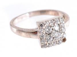 Ezüst(Ag) négyzetes gyűrű, jelzett, hiányzó kővel, méret: 57, bruttó: 3,5 g