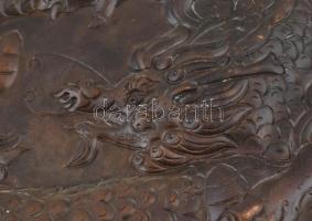 Sárkányos fali dísztál, kalapált vörösréz, jelzés nélkül, kopott, d:36cm