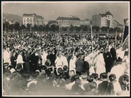 1931 Budapest, Szent Imre év alkalmából Budapesten Aloisio Sincero pápai legátussal celebrált mise a Vérmezőn. Macsi András pecséttel jelzett fotója. 24x16 cm