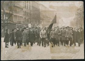 1919 Orosz emigránsok és hadifoglyok gyűlést tartottak a Gólyavárban március 30-án, a gyűlés végeztével a toborzó irodákba indultak, hogy belépjenek a Tanácsköztársaság Vörös Hadseregébe. Korabeli fotó papírra kasírozva Foltos 22x15 cm