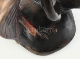 Olvashatatlan jelzéssel: Elefánt és pelikán. Faragott kő. Sérült. m:29cm