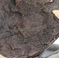 Olvashatatlan jelzéssel: Elefánt és pelikán. Faragott kő. Sérült. m:29cm