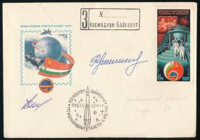 Nyikolaj Rukavisnyikov (1932-2002) szovjet és Georgij Ivanov (1940- ) bolgár űrhajósok aláírásai emlékborítékon / Signatures of Nikolay Rukavishnikov (1932-2002) Soviet and Georgiy Ivanov (1940- ) Bulgarian astronauts on envelop