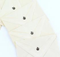 A gönczruszkai gróf Kornis család címerével ellátott levélpapír és boríték. Apró foltokkal, hajtások...