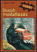 Károly Imre: Vasútmodellezés. Hobbi sorozat. Bp., 1986, Móra Ferenc Könyvkiadó. Fekete-fehér és színes képekkel illusztrálva. Kiadói papírkötés, kissé kopott borítóval.