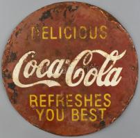 1959 USA (Egyesült Államok) Coca Cola kerek reklámtábla. Színes zománcozott fém. Kopásokkal, sérülésekkel. A Coca Cola akkori szlogenével: Delicious Coca Cola Refreshes you best. / Finom Coca Cola frissít a legjobban. d: 30,5 cm. A datálás fetehetően 1959-re utal, mert ekkor volt a rajta látható felirat a Coca Cola szlogenje. Az évek során a Coca-Cola reklámjaiban használt szlogenek nemcsak a márkát, hanem a kort is tükrözték. A szlogenek egyszerű, közvetlen módon kommunikálnak a Coca-Coláról. Az 1906-os szlogen, a The Great National Temperance Beverage (A nagy nemzeti mértéktartó ital) azt az időszakot tükrözi, amikor az Egyesült Államok társadalma eltávolodott az alkoholtartalmú italoktól, és a Coca-Cola kellemes alternatívát nyújtott. Más szlogenek az eladási számainkra vonatkoztak, mint például a Three Million a Day (Hárommillió naponta) 1917-ből vagy a Six Million a Day (Hatmillió naponta) 1925-ből. A napi italok számát tekintve ez óriási különbség a napi egymilliárdos határtól, amelyet a Coca-Cola Company 1997-ben lépett át. A Coca-Cola néhány szlogenje a termék minőségére, frissítő ízére, vagy akár a szórakoztatásban betöltött szerepére koncentrált, mint például az 1948-as Ahol kóla van, ott vendégszeretet van. A Coca-Cola néhány szlogenje a termék minőségére, frissítő ízére vagy akár a szórakoztatásban betöltött szerepére koncentrált, mint például az 1948-as Ahol kóla van, ott vendégszeretet van. 1985-ben a Coca-Cola új ízének (általában new Coke(R) -nak nevezik) bevezetése, valamint a Coca-Cola classic és az eredeti formula újbóli bevezetése több szlogent is eredményezett. 1985-ben az Americas Real Choice (Amerika igazi választása), míg 1986-ban már két szlogen szolgálta a márkák megkülönböztetését: a Red, White & You a Coca-Cola classic és a Catch the Wave a Coca-Cola esetében. Egyes reklámok maguk is az emlékezetes szlogenek szintjére emelkednek. Az 1971-es Hilltop reklámban a Id Like to Buy the World a Coke a Coke (Szeretnék a világnak egy kólát venni) szavakkal énekeltek. Bár ez nem volt tényleges szlogen (a reklám valójában az Its the Real Thing kampány része volt), a reklám és a dalszöveg még ma is annyira ismert, hogy a szöveg sokak számára szlogennek számít. 2003 januárjában a Coca-Cola szlogen Coca-Cola ... Igazi. című szlogent vezették be. A kampány (és a szlogen is) az élet valódi, hiteles pillanatait és a Coca-Cola természetes szerepét tükrözte.