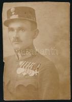 1920 Rozmán István tiszthelyettes, I. világháborús magyar katona több kitüntetéssel, körbevágott fotólap, hátoldalán feliratozott, 7x5 cm