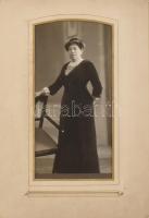 cca 1880-1920 Vegyes családi fotó hagyaték tétel, hozzá régi faragott fa borítású, sérült fotóalbum....