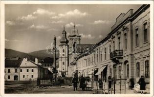 Rozsnyó, Roznava; Rákóczi tér, drogéria, gyógyszertár, üzletek, rendőr / square, pharmacy, shops, policeman